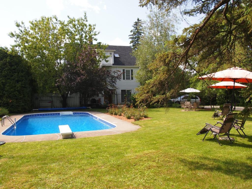 Au Manoir De La Rue Merry Magog Exterior foto